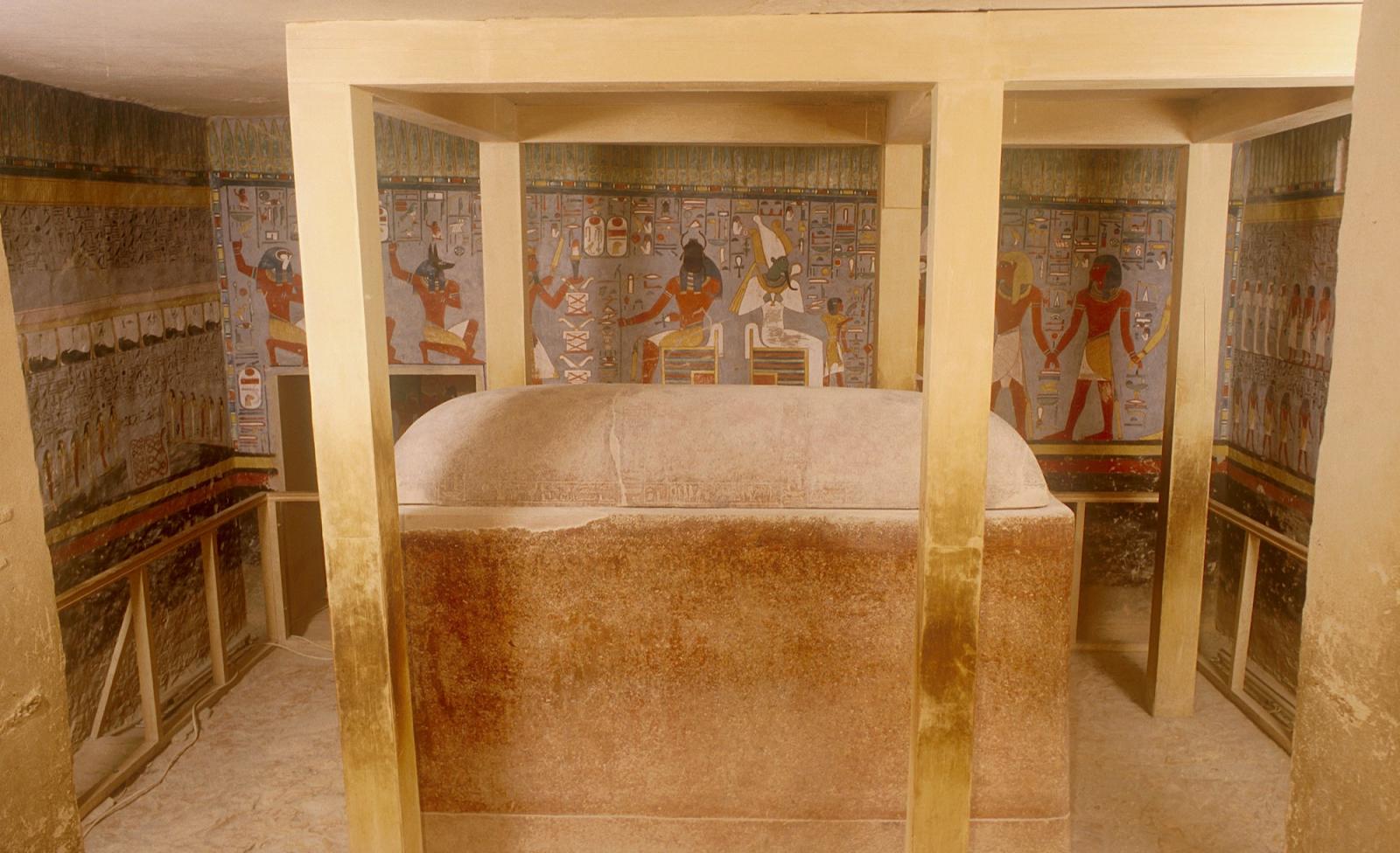 Book of Gates on walls; sarcophagus in center.