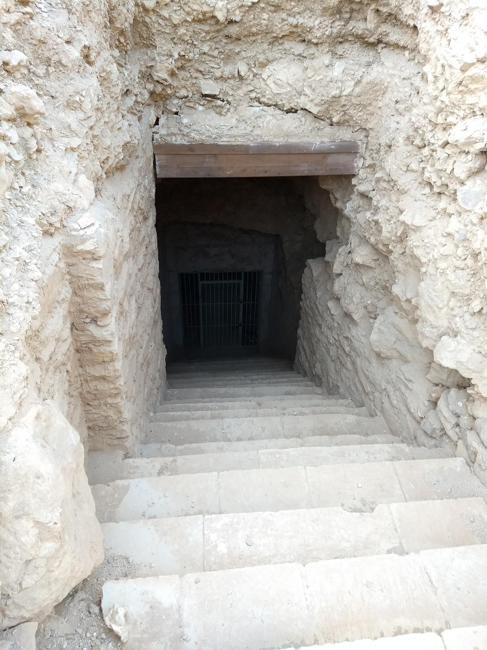 The steep entrance of KV 25. 