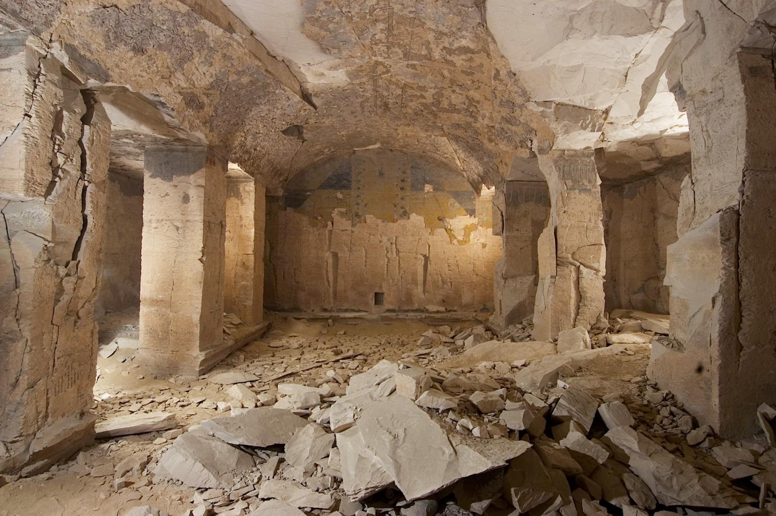 General view of right wall and pillars.