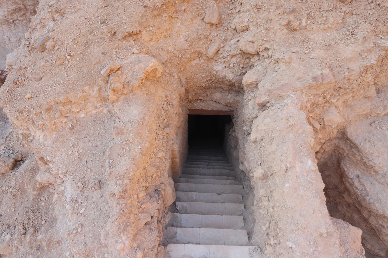 The stepped entrance of KV 25. 