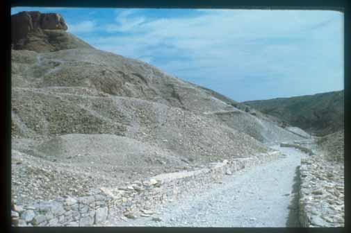 Path between KV 47 and KV 11.