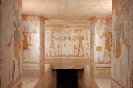 General view of the pillared hall.